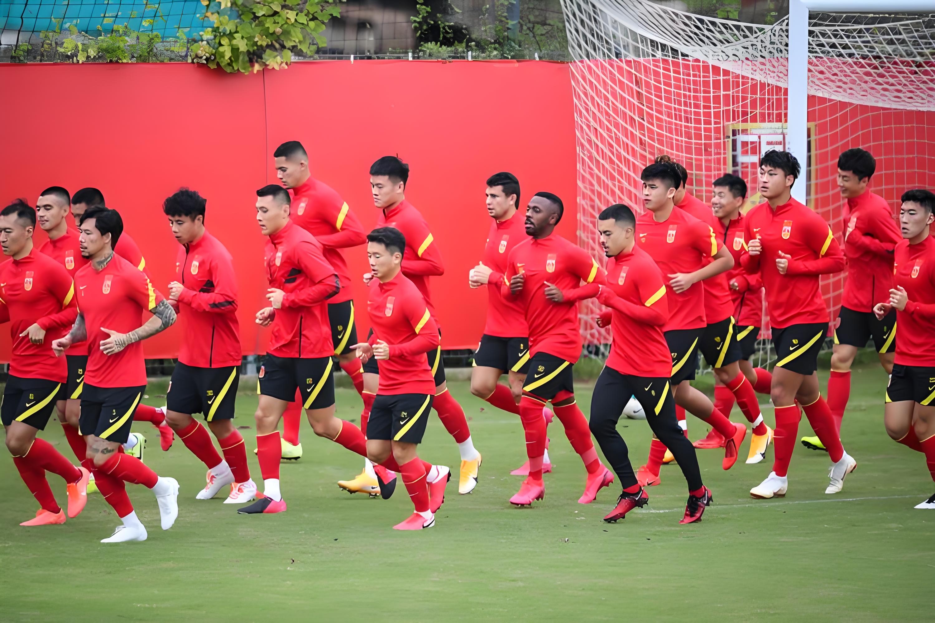 激烈足球对抗场上精彩纷呈,球队实力逐步提升(足球 对抗) 激烈足球对抗场上精彩纷呈,球队实力逐步提升(足球 对抗)