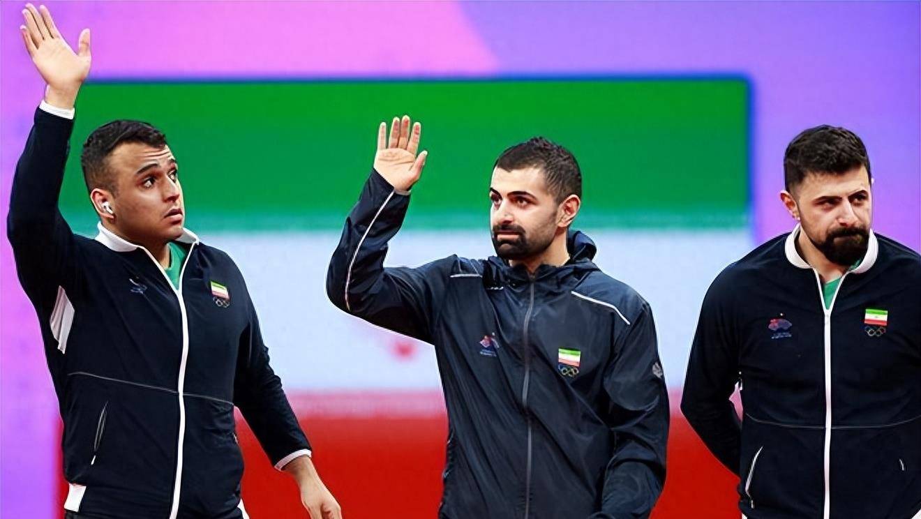 凯泽斯劳滕球员庆祝进球,获得球迷热情支持(凯泽斯劳滕夺冠主力) 凯泽斯劳滕球员庆祝进球,获得球迷热情支持(凯泽斯劳滕夺冠主力)