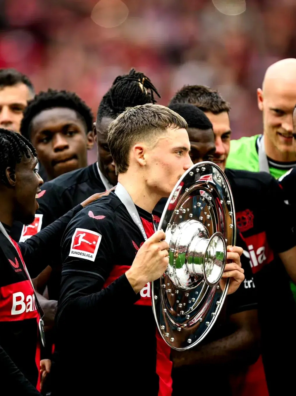 凯泽斯劳滕球员庆祝进球,获得球迷热情支持(凯泽斯劳滕夺冠主力) 凯泽斯劳滕球员庆祝进球,获得球迷热情支持(凯泽斯劳滕夺冠主力)