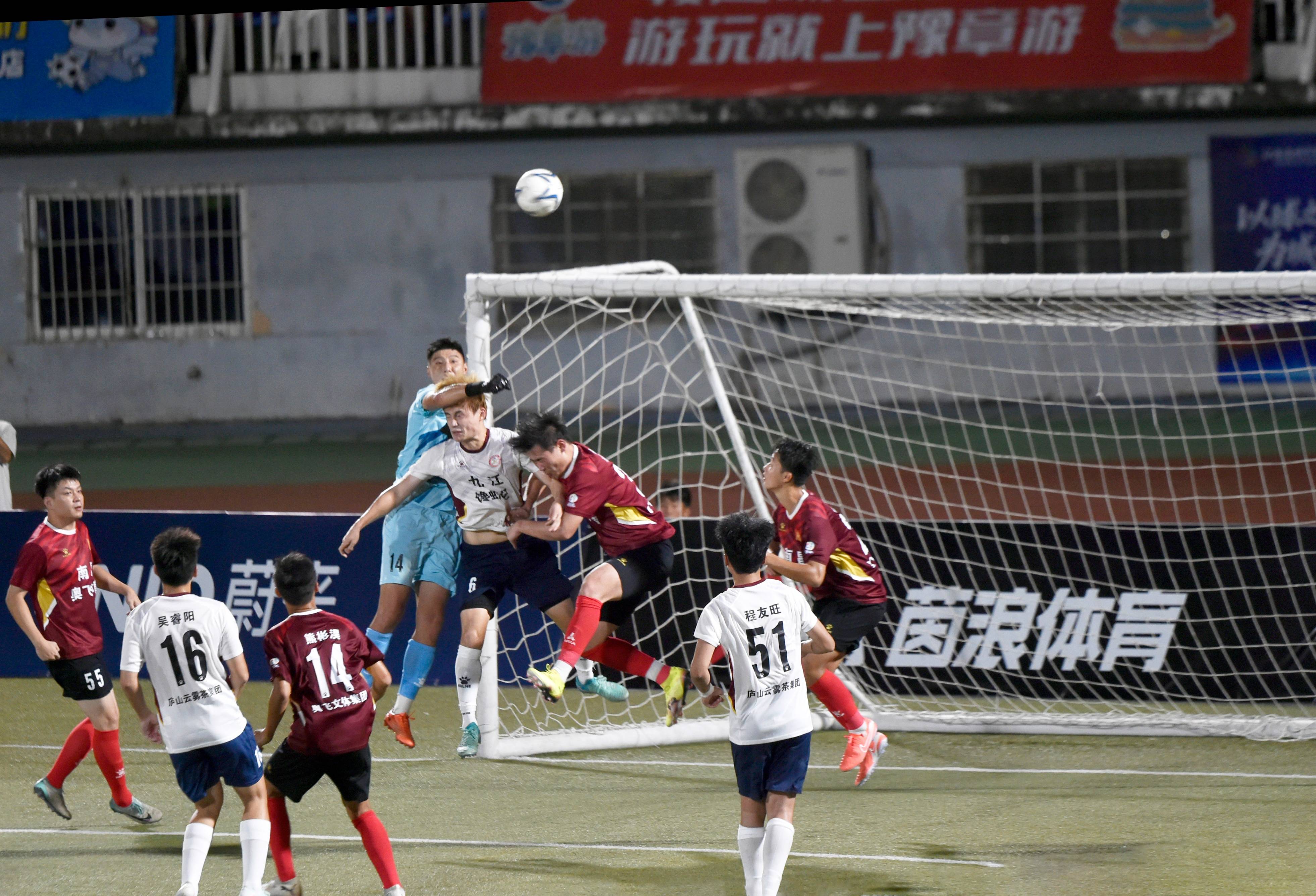 爱游戏-足球赛精彩的瞬间片段