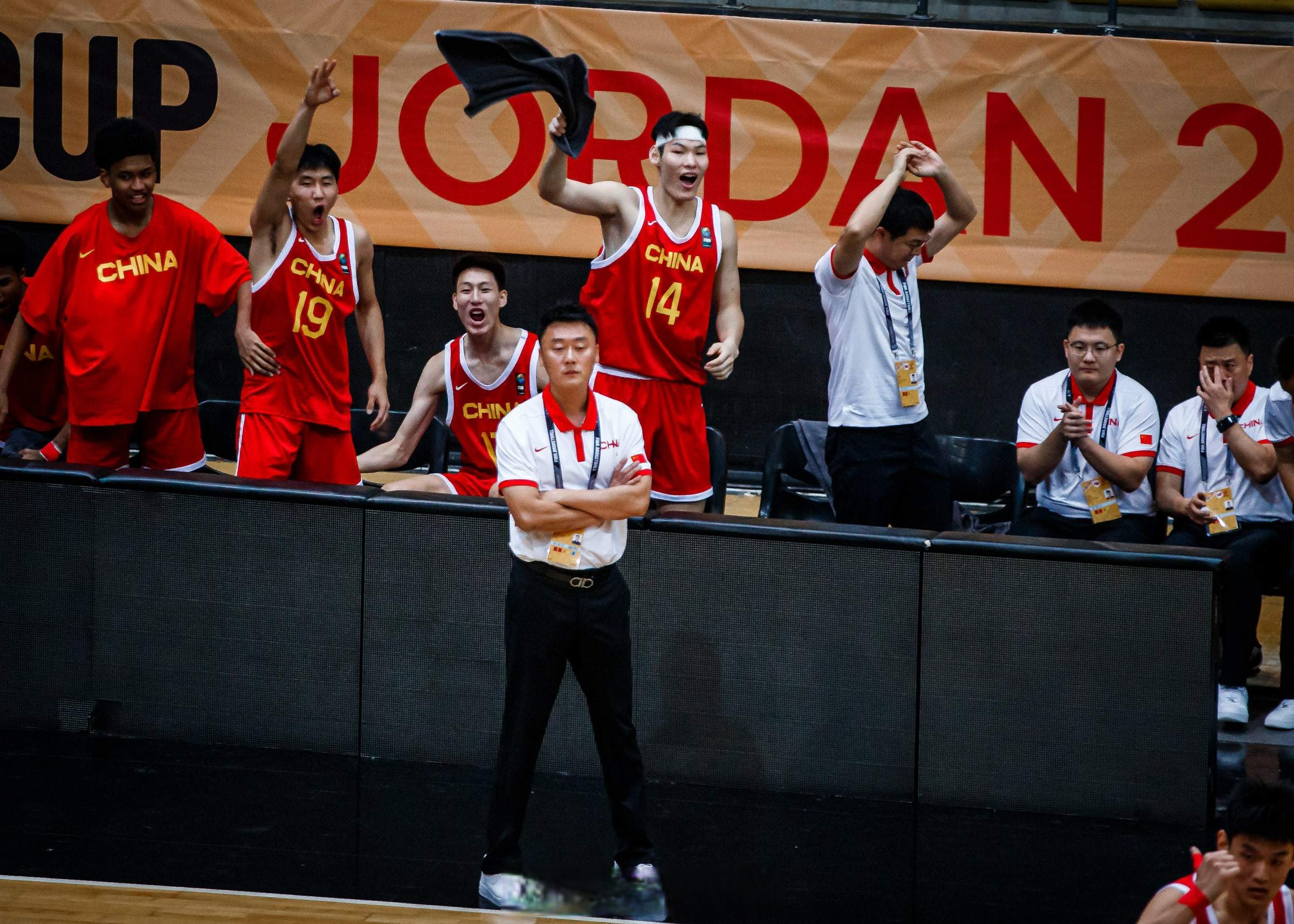 比赛双方的对抗十分激烈 比赛双方的对抗十分激烈