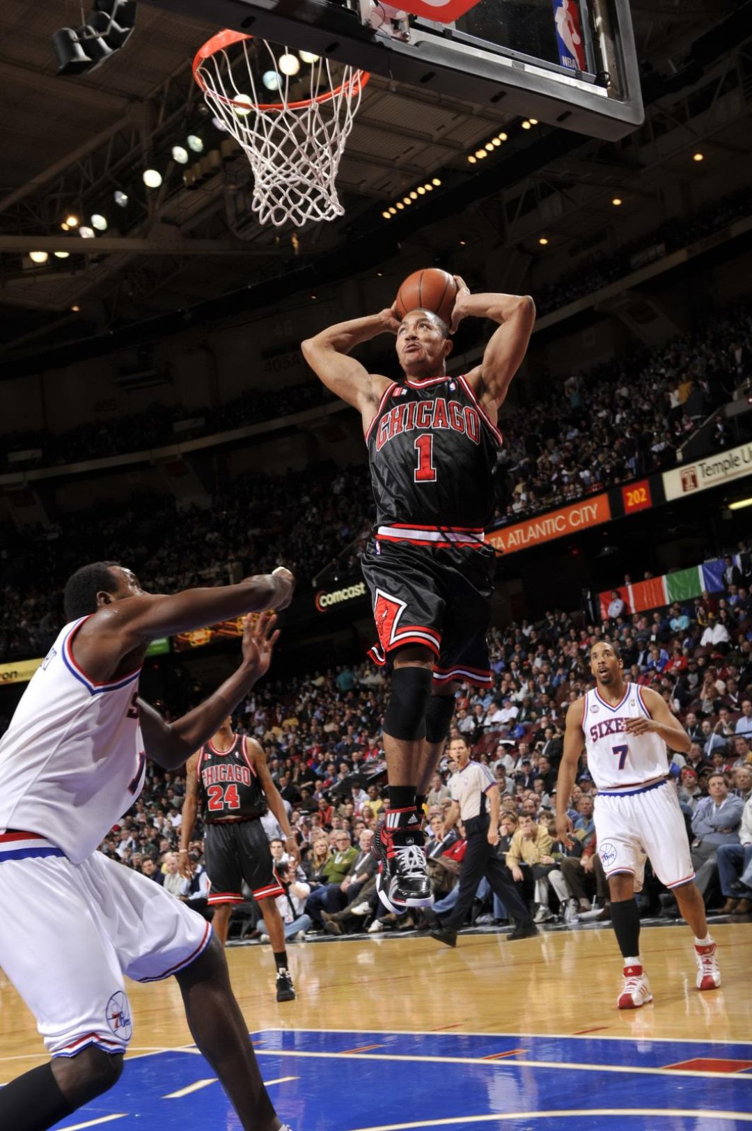 罗斯为球队助威,展现出亲和力和领袖气质 罗斯为球队助威,展现出亲和力和领袖气质