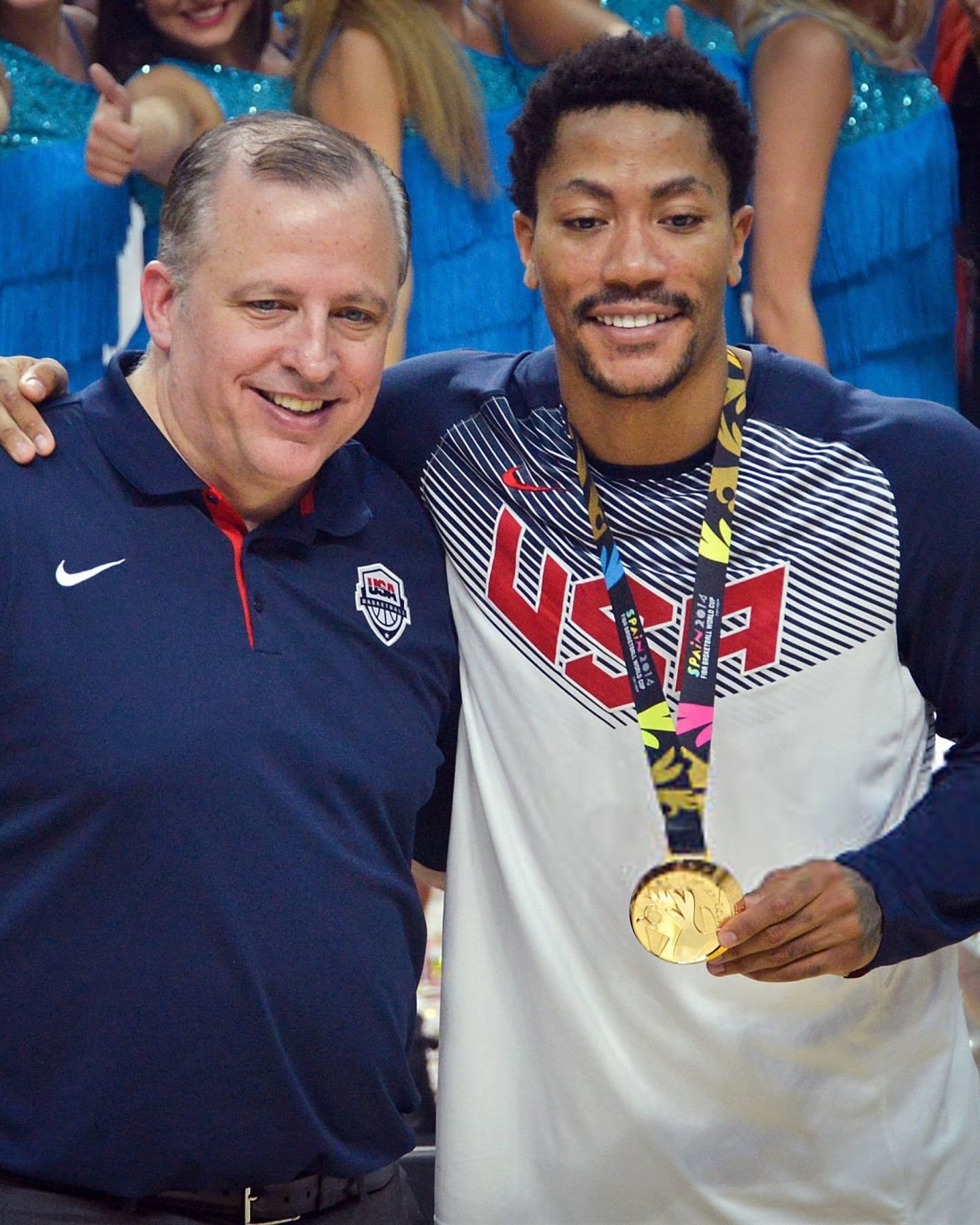 罗斯为球队助威,展现出亲和力和领袖气质 罗斯为球队助威,展现出亲和力和领袖气质