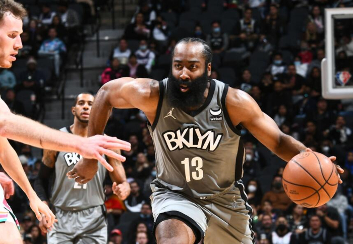 爱游戏-公牛后卫状态回升，球队排名上升(公牛组织后卫)