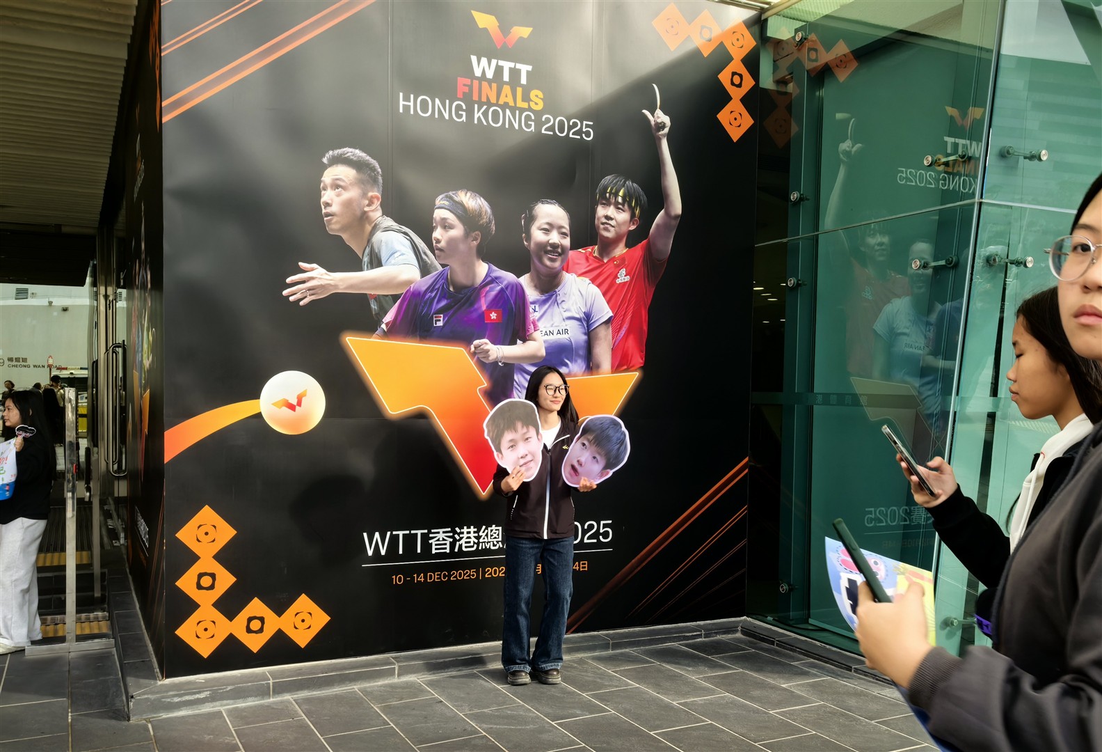 爱游戏官网-资深球员退役仪式感动全场，球迷泪目