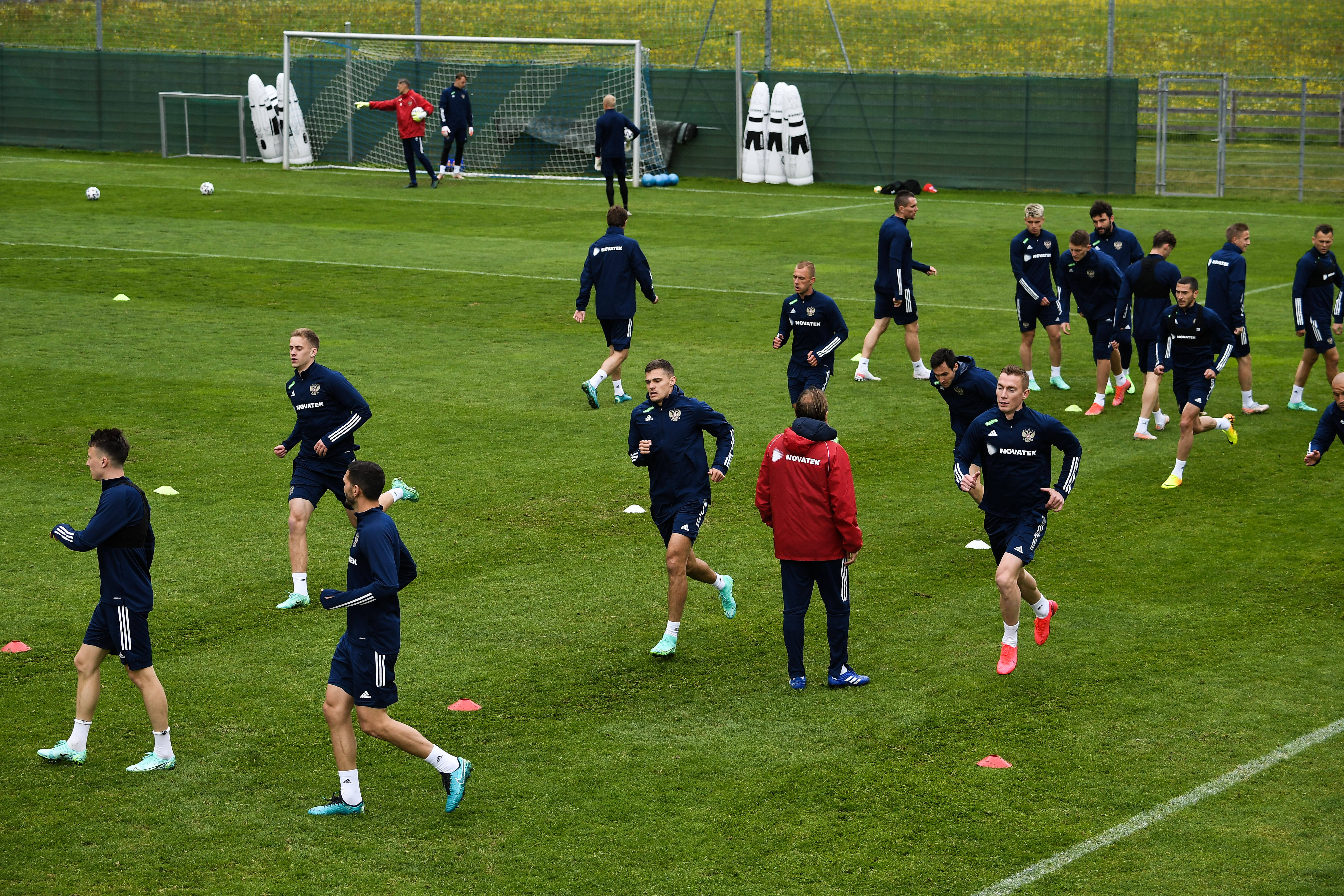 ayx.com-足球运动装备，球员们精心备战比赛(足球比赛中,队员必需的基本装备包括哪些?)