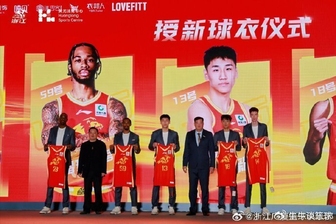 爱游戏体育-新赛季揭幕式精彩上演，明星助阵场面温馨 