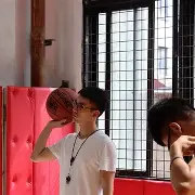 爱游戏-球队在赛场上斗志昂扬，争夺荣耀(球队出征 鼓励文章)